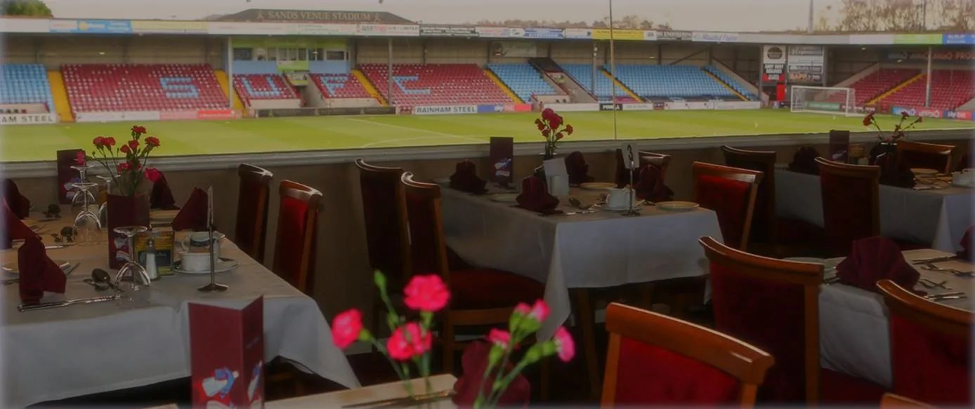 Không gian phòng khách VIP tại sân Glanford Park, nơi trải nghiệm hospitality của Scunthorpe United.