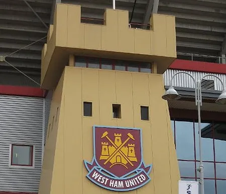 Không gian sang trọng bên trong sân Boleyn Ground, nơi diễn ra các dịch vụ khách VIP