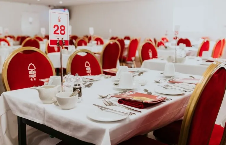 Không gian sang trọng của khu vực hospitality tại The City Ground, mang đến trải nghiệm đẳng cấp cho người hâm mộ Nottingham Forest.