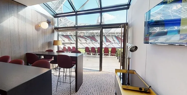Không gian sang trọng của khu vực khách sạn cao cấp (Hospitality) tại London Stadium, nơi phục vụ trải nghiệm VIP