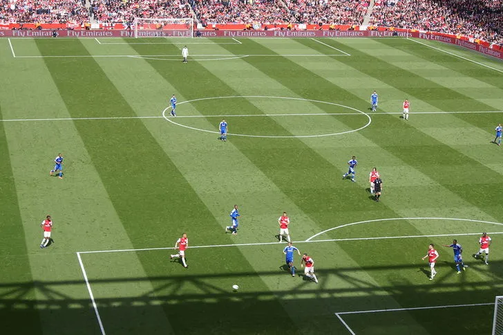 Không khí cuồng nhiệt trên khán đài Emirates trong trận đấu Arsenal gặp Chelsea