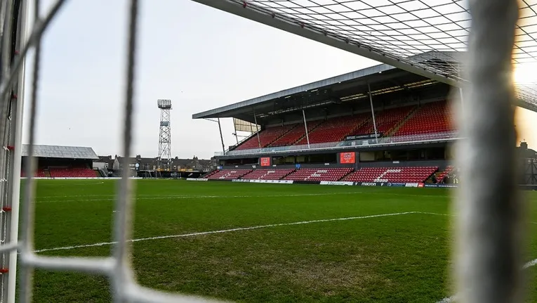 Khu khán đài chính của sân Blundell Park, nơi lưu giữ nhiều kỷ niệm bóng đá