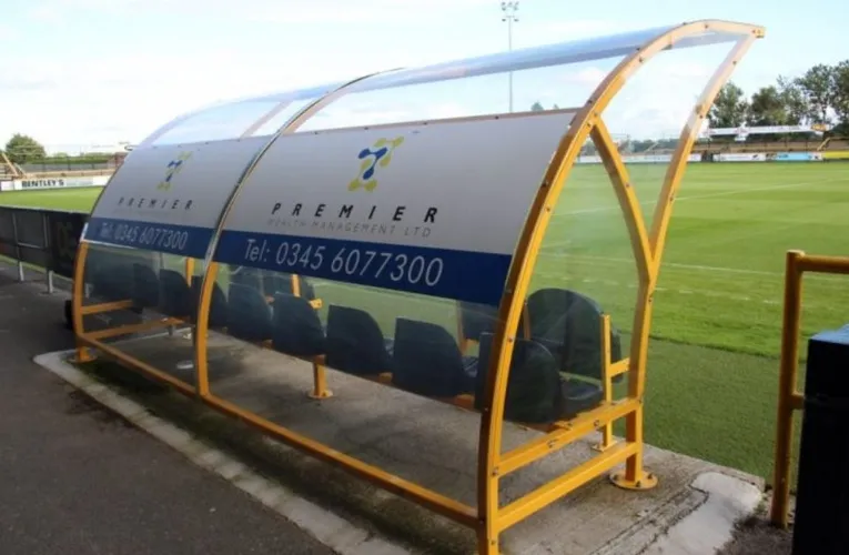 Khu vực cabin huấn luyện viên (Dugout) tại sân Haig Avenue, gần sát mặt cỏ