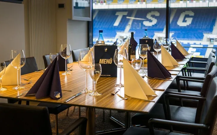 Khu vực dịch vụ cao cấp tại Rhein-Neckar-Arena, mang đến trải nghiệm xem bóng đá sang trọng và tiện nghi.