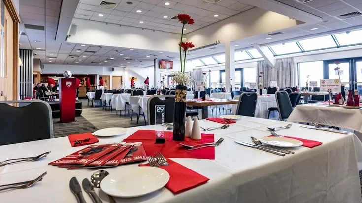 Khu vực dịch vụ khách sạn tại Globe Arena (Mazuma Mobile Stadium), nơi những cuộc gặp gỡ trầm lắng diễn ra