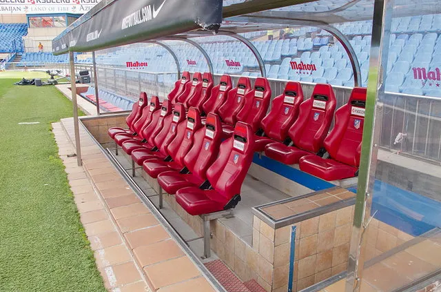 Khu vực ghế dự bị của đội khách tại sân Vicente Calderón, nơi những chiến thuật được ấp ủ và những giấc mơ chờ đợi.