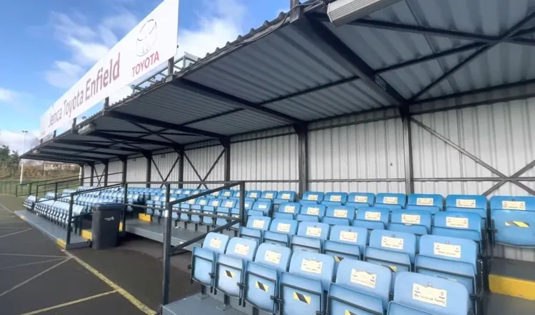 Khu vực ghế ngồi hiện đại của sân Queen Elizabeth II, mang lại trải nghiệm thoải mái cho khán giả Enfield Town FC.