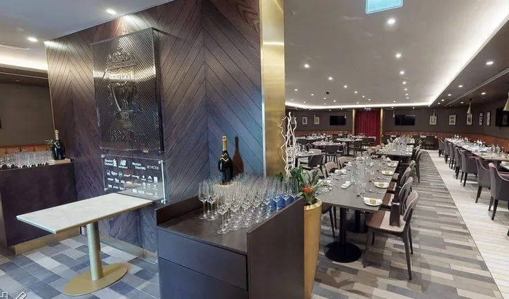 Khu vực Hospitality 1862 Lounge tại sân Anfield, nơi mang đến trải nghiệm cao cấp cho khách VIP của Liverpool.