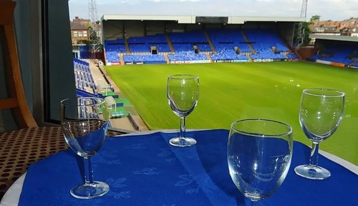 Khu vực khách sạn VIP tại Prenton Park, thiết kế sang trọng và hiện đại