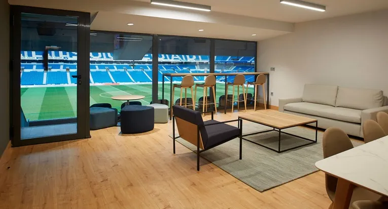 Khu vực khách VIP tại sân Reale Arena, nơi những khoảnh khắc đặc biệt được sẻ chia trong không gian sang trọng và riêng tư.