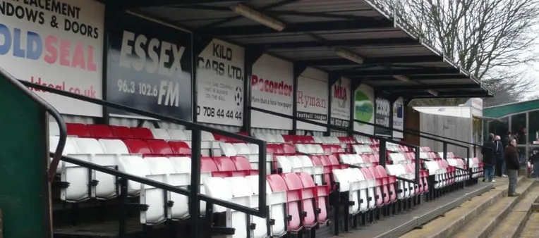 Khu vực khán đài chính tại Hornchurch Stadium, với những hàng ghế trống trải, chờ đợi những cổ động viên yêu bóng đá hạng thấp đến lấp đầy và tạo nên bầu không khí đặc trưng.
