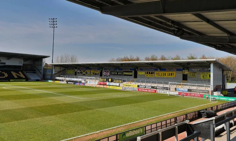 Khu vực khán đài đứng (terraces) tại Pirelli Stadium, nơi nhiệt huyết cổ động viên bùng cháy