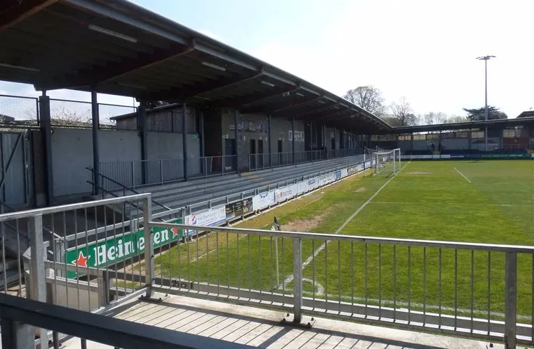 Khu vực khán đài đứng (terraces) tại sân vận động Princes Park, nơi cổ động viên Dartford FC thường tập trung.