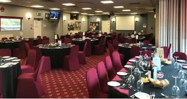 Khu vực Mayo Wynne Baxtor hospitality tại Broadfield Stadium, trải nghiệm đặc biệt cho ngày thi đấu