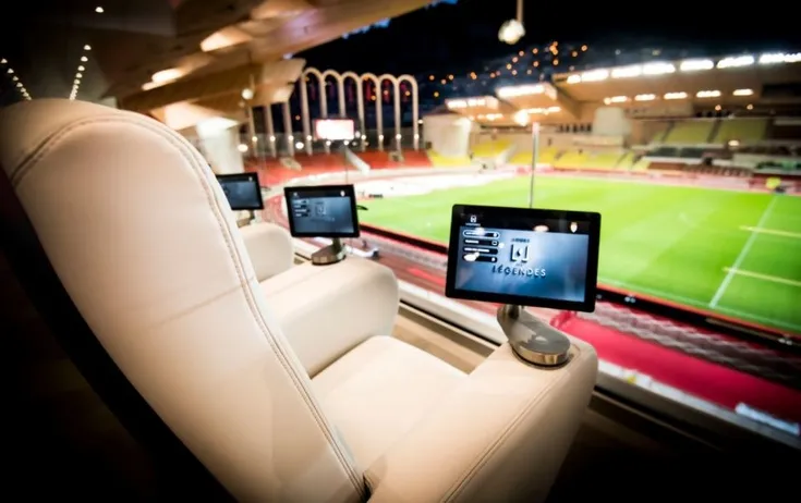 Khu vực tiếp đón khách VIP sang trọng tại Stade Louis II, thể hiện đẳng cấp và dịch vụ cao cấp của AS Monaco dành cho khách hàng đặc biệt.