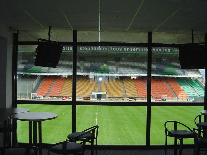 Khu vực tiếp đón khách VIP tại Stade Geoffroy-Guichard, nơi mang đến trải nghiệm xem bóng đá cao cấp và đẳng cấp.