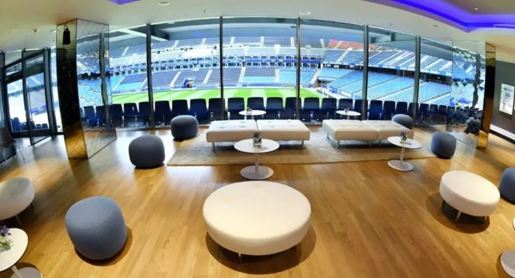 Khu vực trải nghiệm dịch vụ khách VIP tại Volksparkstadion, mang đến cảm giác đặc quyền