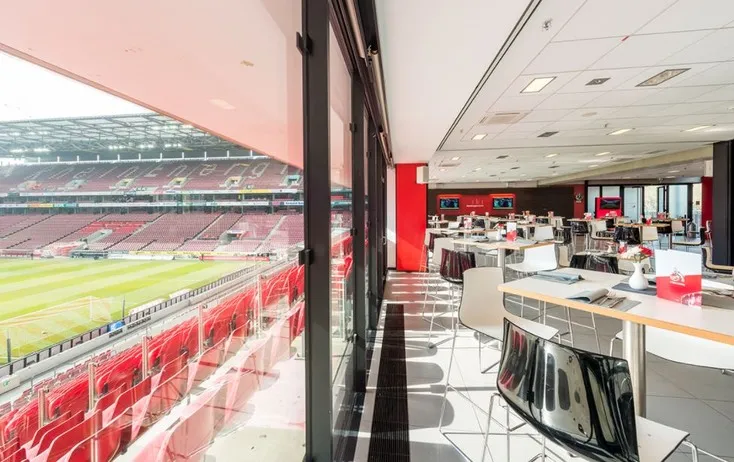 Khu vực VIP tại RheinEnergieStadion, nơi những khoảnh khắc đặc biệt của FC Köln được sẻ chia.