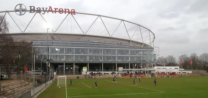 Khung cảnh BayArena nhìn từ xa, một biểu tượng thầm lặng của bóng đá Đức.
