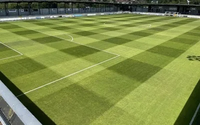Khung cảnh bên trong sân vận động Princes Park, sân nhà của Dartford FC và London City Lionesses.