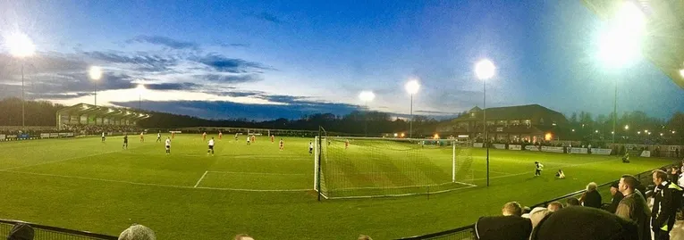 Khung cảnh huyền ảo sân Blackwell Meadows trong đêm thi đấu