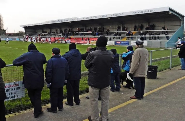 Khung cảnh ngày thi đấu tại Optima Stadium, nơi những khán đài lặng lẽ chờ đợi khoảnh khắc bóng lăn