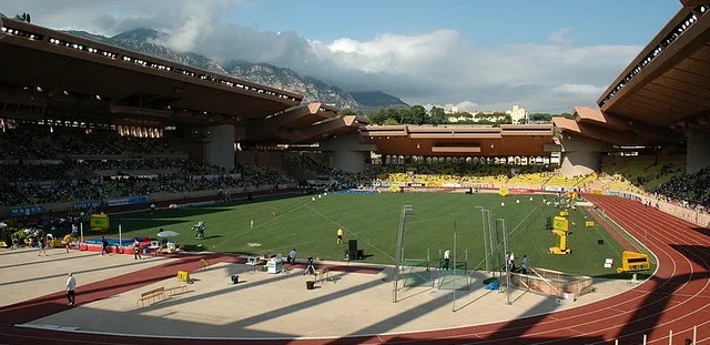 Khung cảnh nhìn từ khán đài của Stade Louis II, bao quát toàn bộ sân cỏ và đường chạy điền kinh, mang lại cảm giác rộng lớn và thoáng đãng.