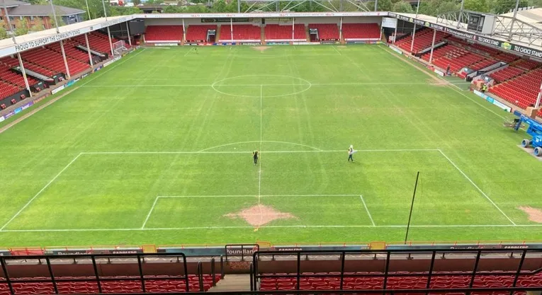 Khung cảnh sân cỏ Bescot Stadium từ khán đài, nơi diễn ra những trận đấu của Walsall