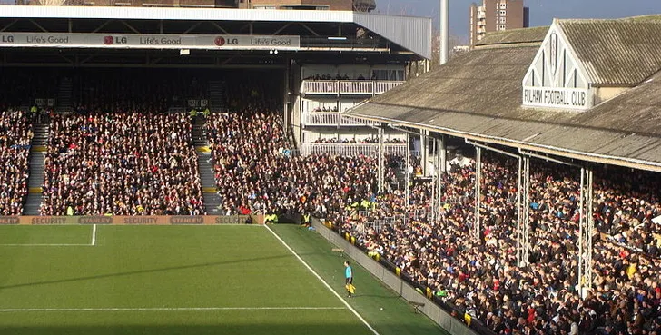 Khung cảnh sân Craven Cottage từ khán đài, một góc nhìn quen thuộc với những người hâm mộ Fulham.