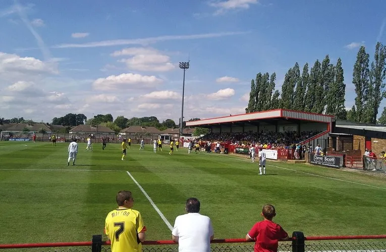 Khung cảnh sân Meadow Park vào ngày thi đấu, nơi những người hâm mộ thầm lặng dõi theo Boreham Wood FC