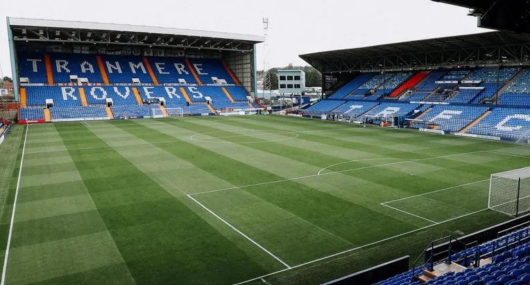 Khung cảnh sân Prenton Park từ khán đài trống, chờ đợi những trận đấu