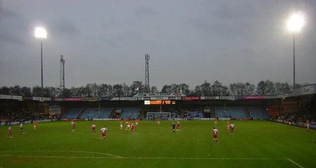 Khung cảnh trận đấu giữa Scunthorpe United và AFC Bournemouth tại Glanford Park, nhìn từ khán đài.