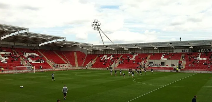 Khung cảnh từ khán đài New York Stadium nhìn xuống sân, cảm nhận sự gần gũi giữa người hâm mộ và các cầu thủ Rotherham United