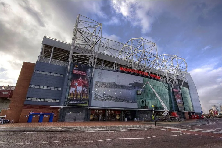 Kiến trúc bề thế bên ngoài sân vận động Old Trafford, biểu tượng của bóng đá Anh