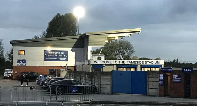 Kiến trúc bên ngoài sân Tameside Ashton, cánh cổng dẫn vào thế giới bóng đá Curzon Ashton