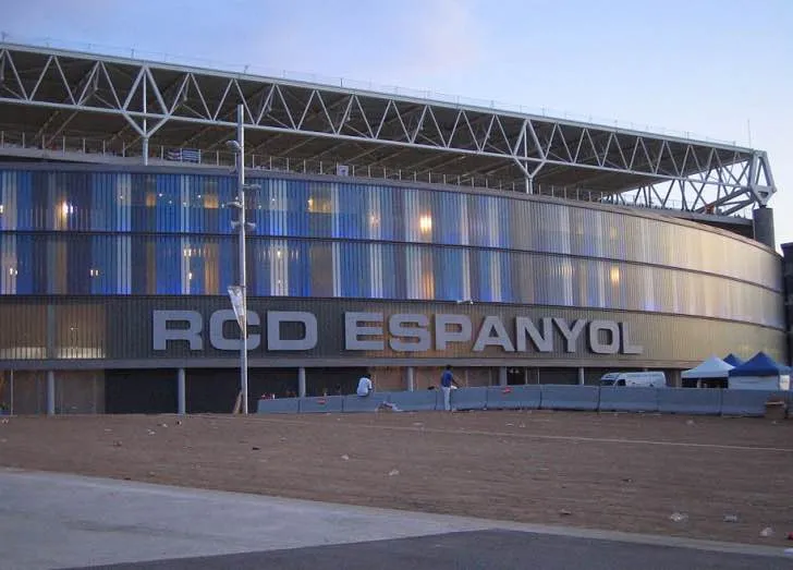 Kiến trúc hiện đại bên ngoài Stage Front Stadium, một biểu tượng thầm lặng của bóng đá xứ Catalan.