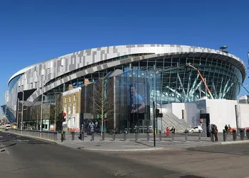 Kiến trúc uy nghi của Tottenham Hotspur Stadium nhìn từ High Road, ẩn chứa bao giấc mơ chưa thành