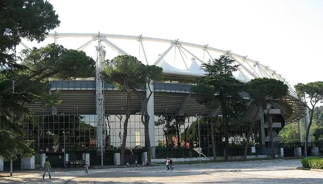 Kiến trúc vững chãi của ngoại thất sân Stadio Olimpico, biểu tượng của nền bóng đá và lịch sử thủ đô Rome.