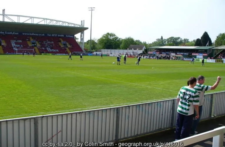 Kingfield Stadium rực rỡ trong một ngày có trận đấu