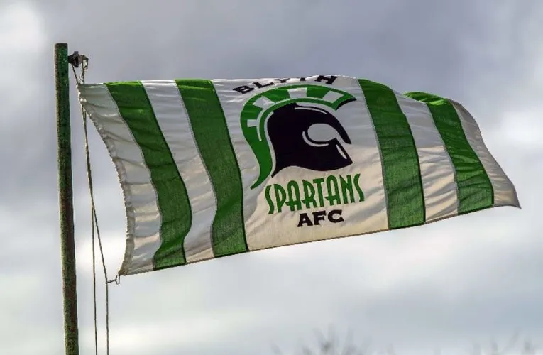 Lá cờ Blyth Spartans kiêu hãnh tung bay trên sân Croft Park, biểu tượng của tinh thần chiến binh.