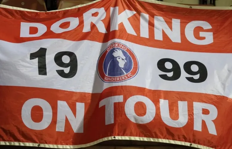 Lá cờ Dorking Wanderers FC phấp phới, biểu tượng cho khát vọng vươn lên.