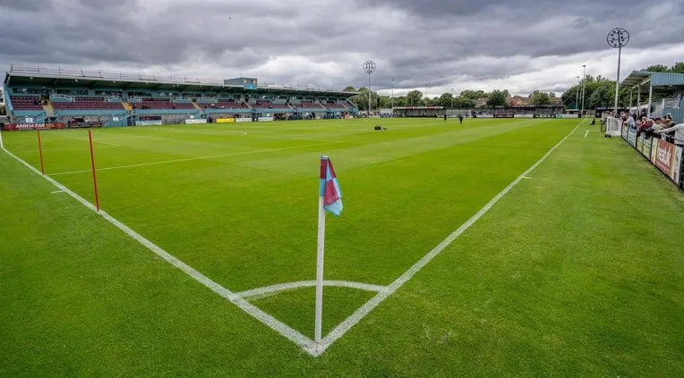 Lá cờ góc trên sân Mariners Park, dấu ấn của những pha bóng bình dị