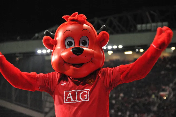 Linh vật Fred the Red của Manchester United, mang niềm vui đến cho người hâm mộ tại Old Trafford