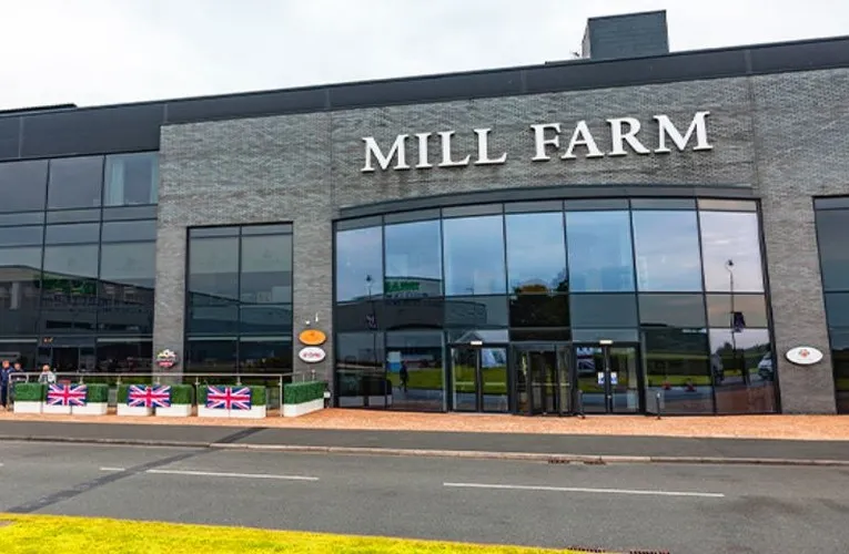 Lối vào chính của Mill Farm Sports Village, cánh cổng chào đón những người hâm mộ đến với thế giới bóng đá hạng thấp đầy chân thành.