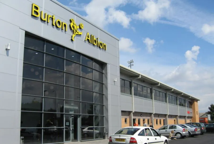 Lối vào chính của Pirelli Stadium, chào đón những trái tim yêu bóng đá