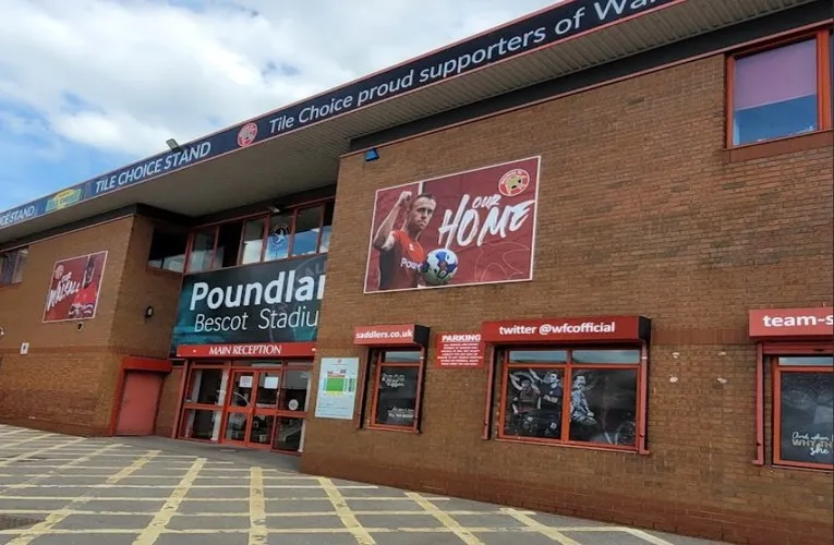 Lối vào chính của sân vận động Bescot, chào đón người hâm mộ Walsall FC
