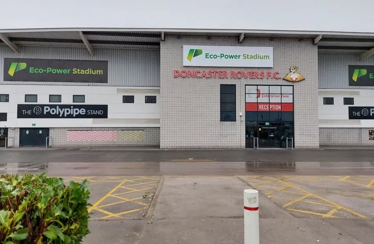 Lối vào chính Eco-Power Stadium, nơi hành trình cổ vũ bắt đầu.