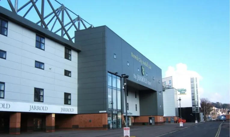 Lối vào chính hoành tráng của sân Carrow Road, chào đón người hâm mộ Norwich City.