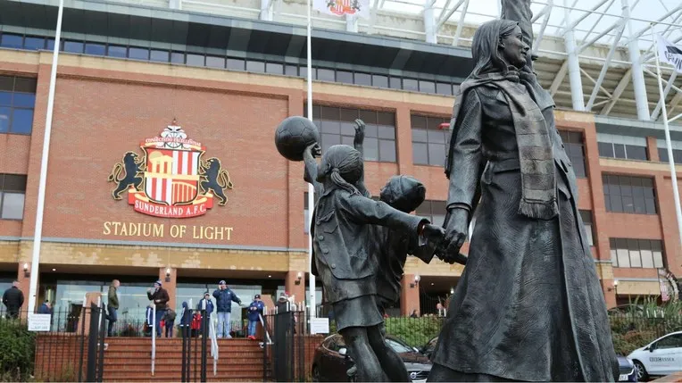 Lối vào chính hoành tráng của Sân vận động Ánh Sáng, chào đón cổ động viên Sunderland.