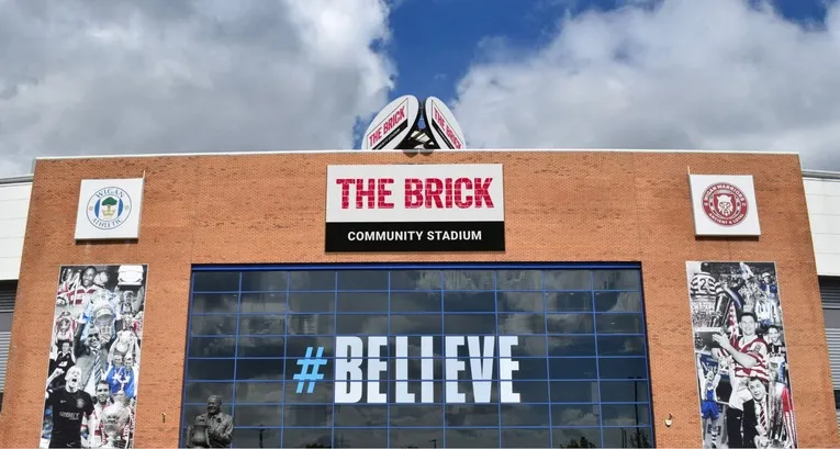 Lối vào chính hoành tráng của sân vận động Brick Community Stadium